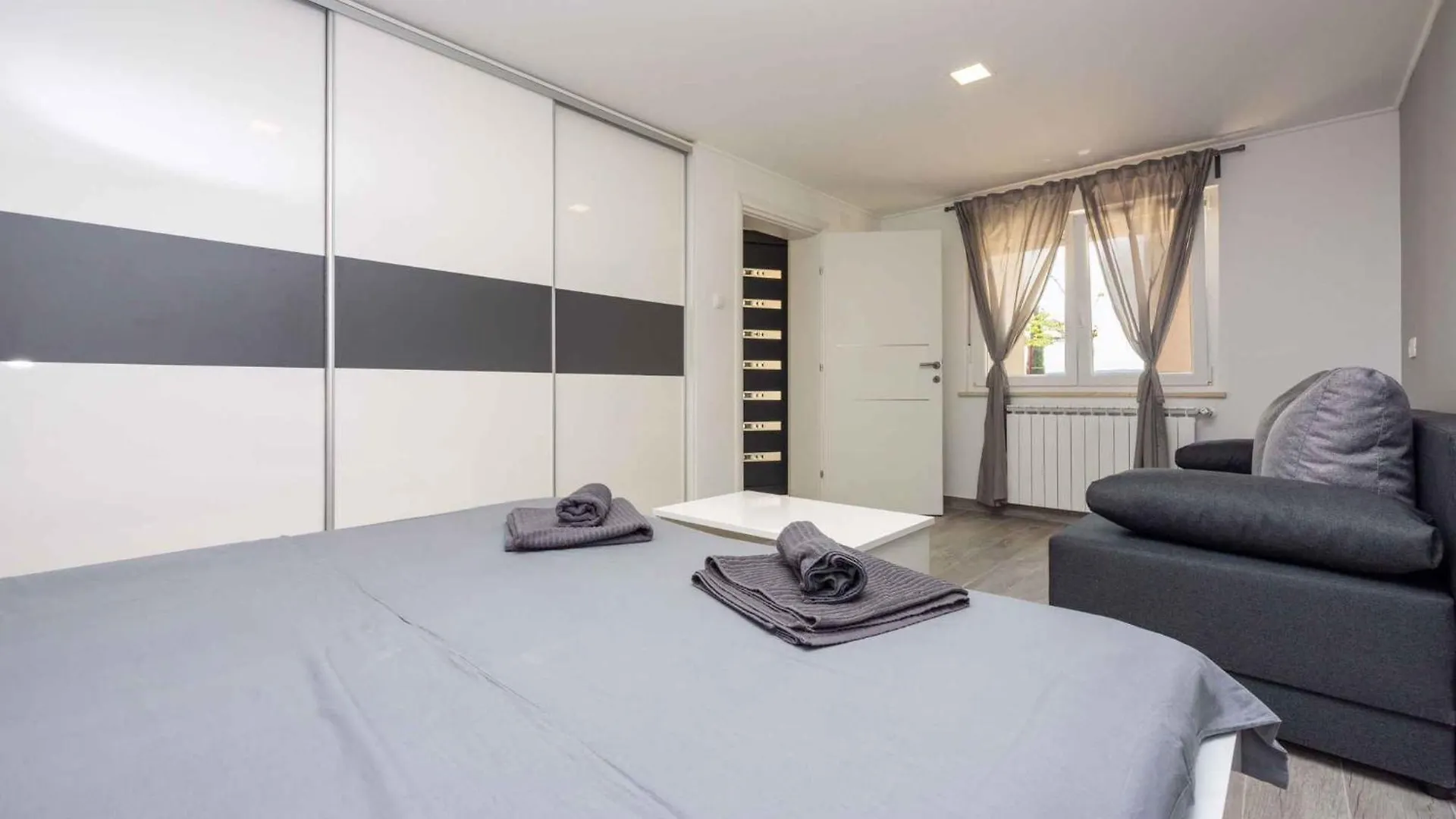 Apartments In Dramalj 45020