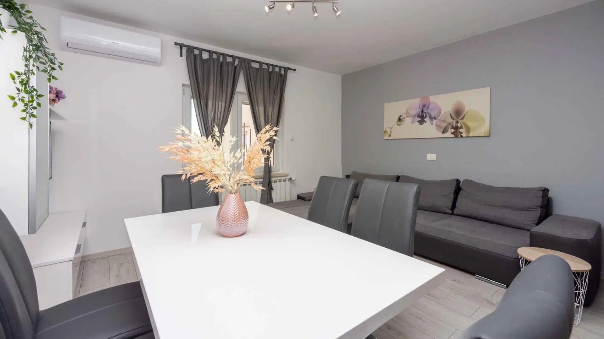 Apartments In Dramalj 45020